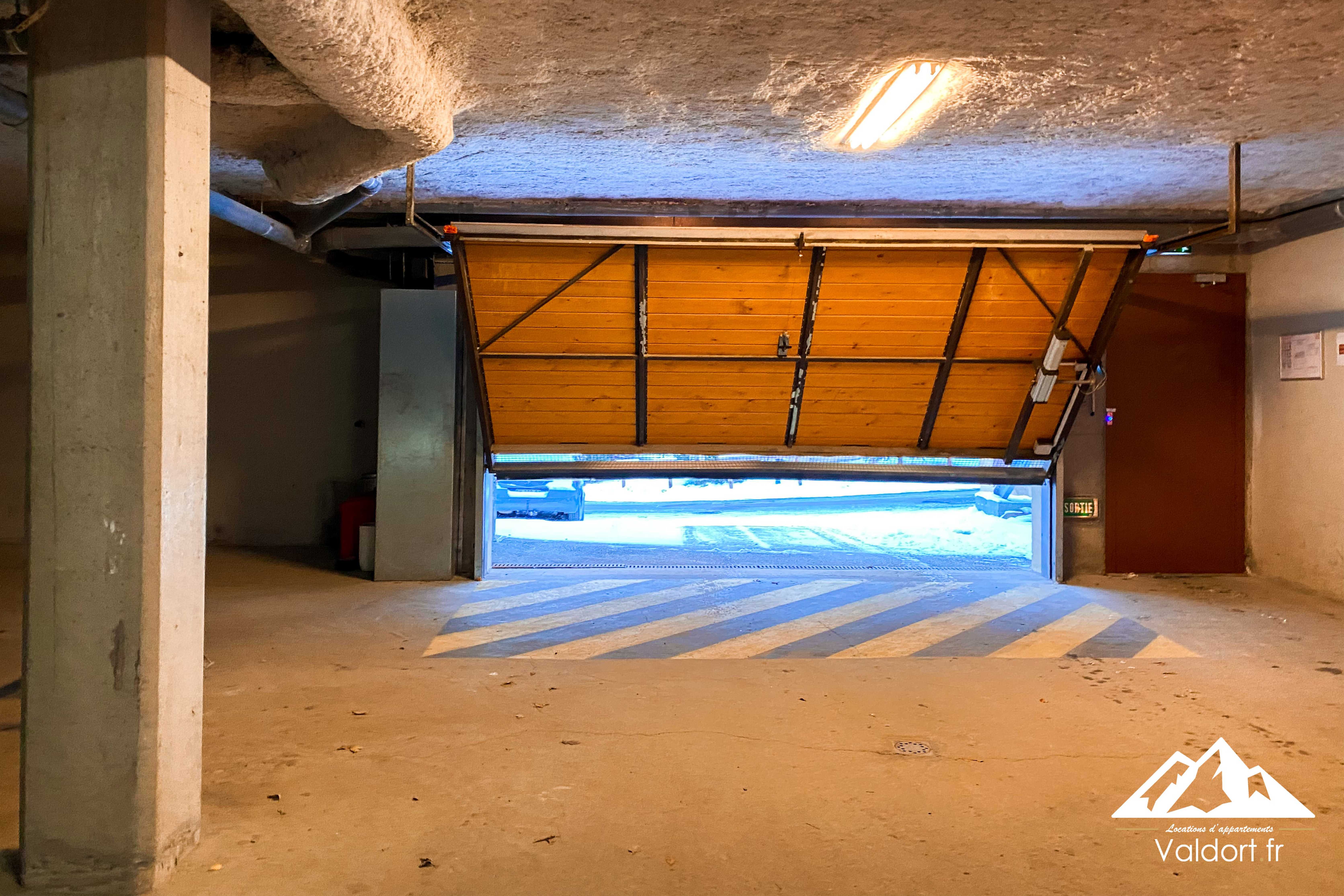 Porte d'entrée du garage